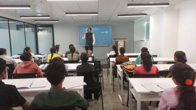 Live classroom session at Samarthya IAS